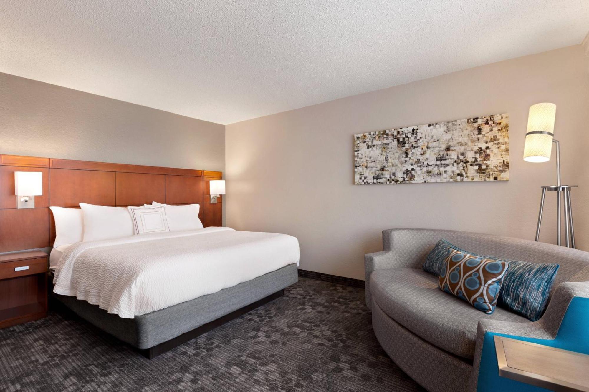 King Room with Roll-In Shower - Mobility Accessible